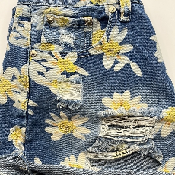 Almost Famous Daisies High Rise Shorts Size 5 - Picture 13 of 16